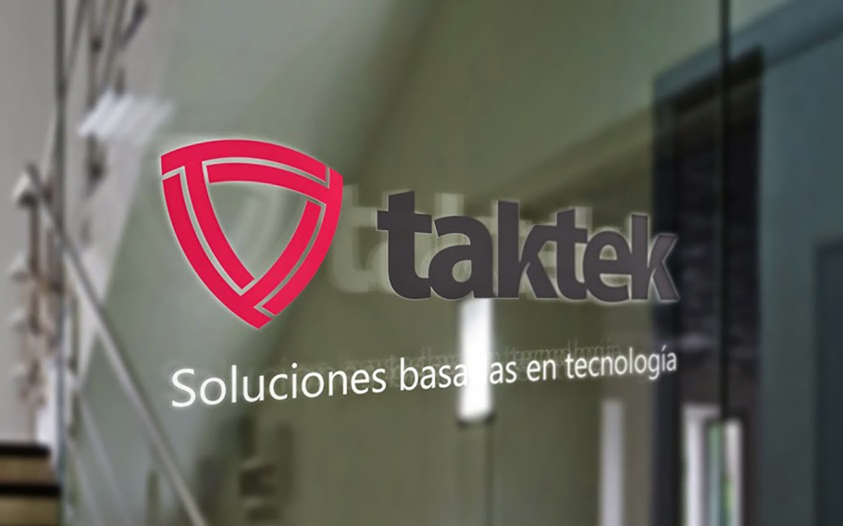 Desarrolladores trabajando en tecnología